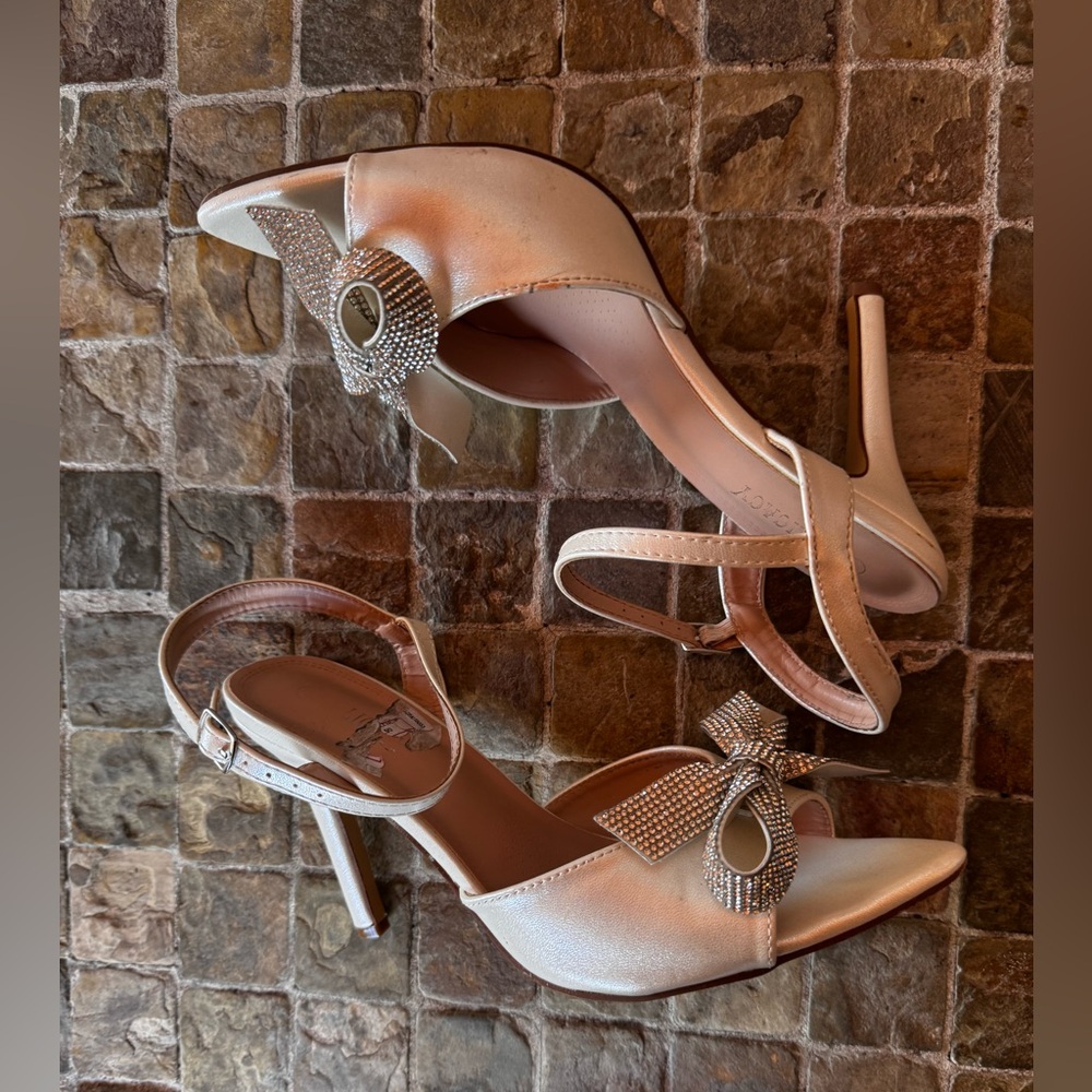 Elegant Cream Bow Heels - Picture 5 of 6